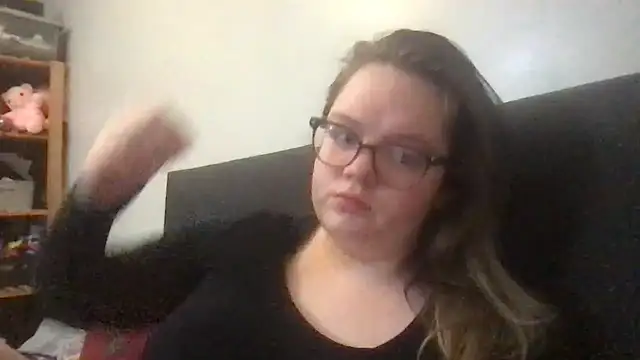 honeyyy24 online show from 12-15-25, 09:19