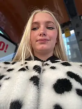 Snapshot of Milkyy_wway chatting on 03-15-25, 07:42 Milkyy wway online show from 03-15-25, 07:42