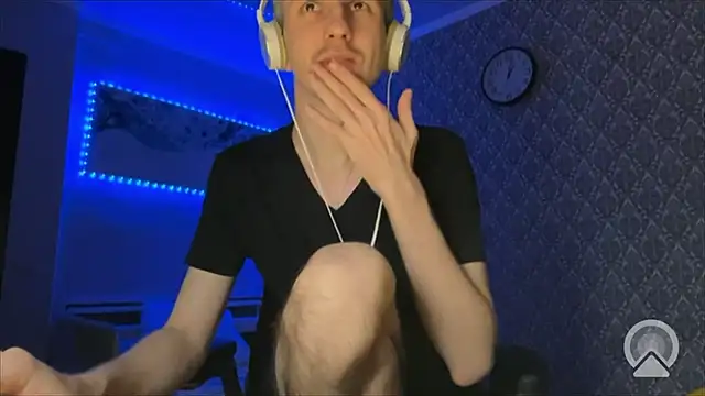 Aki-Laky online show from 12-13-25, 08:04