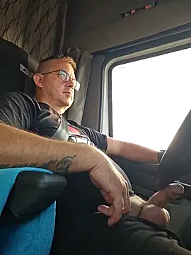 Snapshot of alle2121 chatting on 11-17-25, 03:18 alle2121 online show from 11-17-25, 03:18