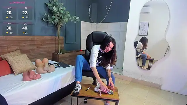 Snapshot of megan_morgan01 chatting on 10-10-25, 12:04 megan morgan01 online show from 10-10-25, 12:04