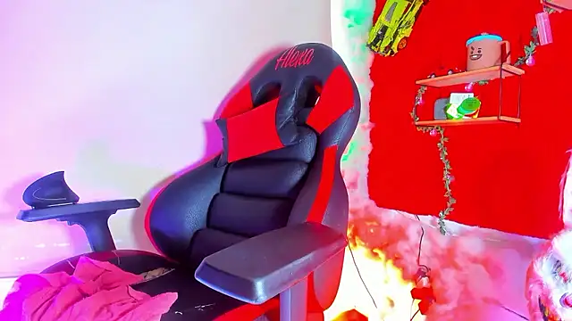 LilOwen  online show from 04-18-26, 07:07