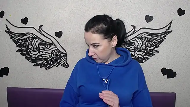 ElizabethSho online show from 11-19-25, 06:08