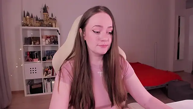 Snapshot of WalkingGirl chatting on 09-28-25, 07:19 WalkingGirl online show from 09-28-25, 07:19