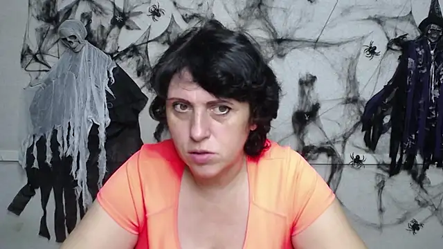 LuciaMii online show from 10-25-25, 05:04