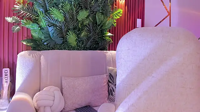 Snapshot of foxxxmegan chatting on 10-21-25, 04:08 foxxxmegan online show from 10-21-25, 04:08