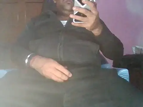 Snapshot of boyplay1000 chatting on 12-15-25, 04:33 boyplay1000 online show from 12-15-25, 04:33