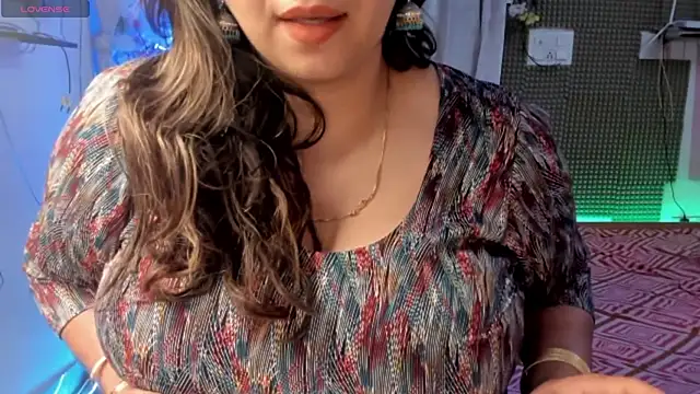 Snapshot of Gulabi_Queen chatting on 02-02-25, 03:39 Gulabi Queen online show from 02-02-25, 03:39