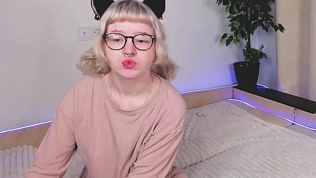 Snapshot of EdythElswick chatting on 04-01-26, 04:24 EdythElswick online show from 04-01-26, 04:24