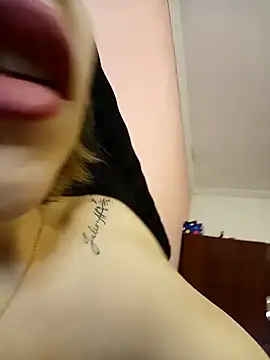 Snapshot of couple2000 chatting on 02-26-25, 06:43 couple2000 online show from 02-26-25, 06:43