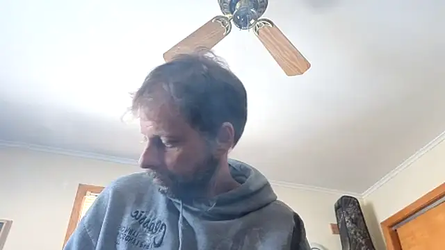 Snapshot of thecatrangler chatting on 12-04-25, 07:11 thecatrangler online show from 12-04-25, 07:11