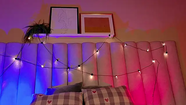 ParisFox  online show from 02-03-26, 08:47