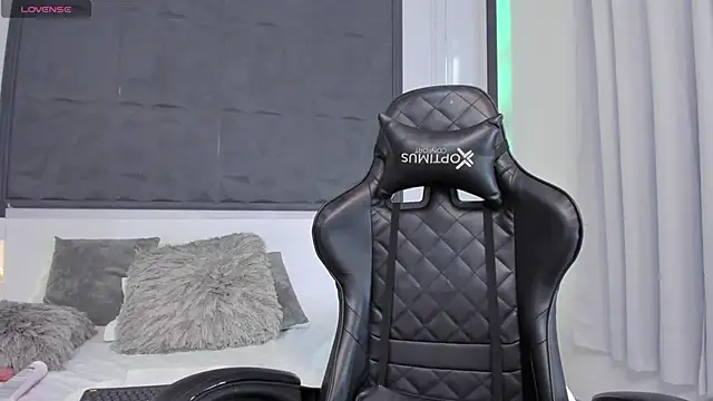 Snapshot of SaraGomez1 chatting on 02-07-25, 04:14 SaraGomez1 online show from 02-07-25, 04:14