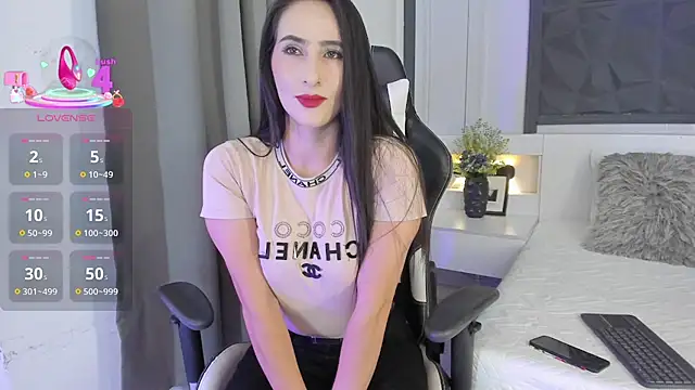 Snapshot of SaraGomez1 chatting on 10-14-25, 01:34 SaraGomez1 online show from 10-14-25, 01:34