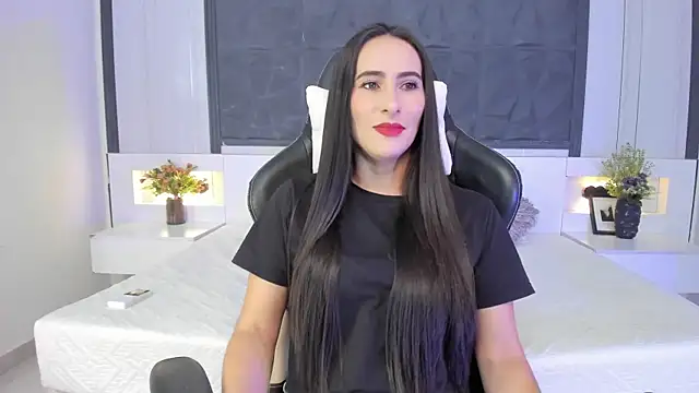 Snapshot of SaraGomez1 chatting on 10-15-25, 01:00 SaraGomez1 online show from 10-15-25, 01:00