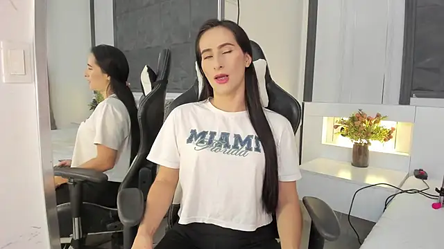 Snapshot of SaraGomez1 chatting on 10-16-25, 02:29 SaraGomez1 online show from 10-16-25, 02:29