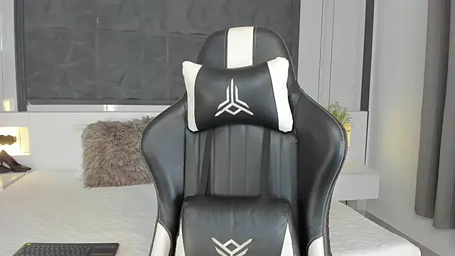 Snapshot of SaraGomez1 chatting on 12-04-25, 12:25 SaraGomez1 online show from 12-04-25, 12:25