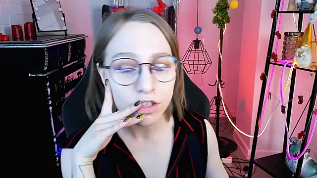 Snapshot of AphexQueen chatting on 12-19-24, 07:18 AphexQueen online show from 12-19-24, 07:18