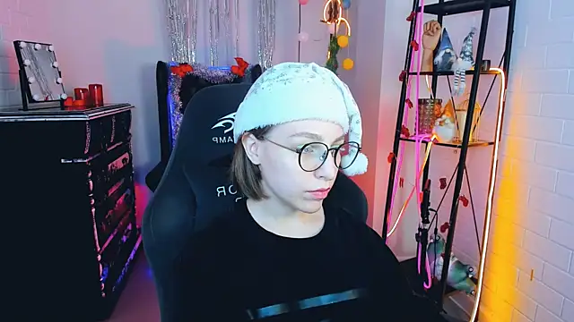 Snapshot of AphexQueen chatting on 12-25-24, 03:17 AphexQueen online show from 12-25-24, 03:17