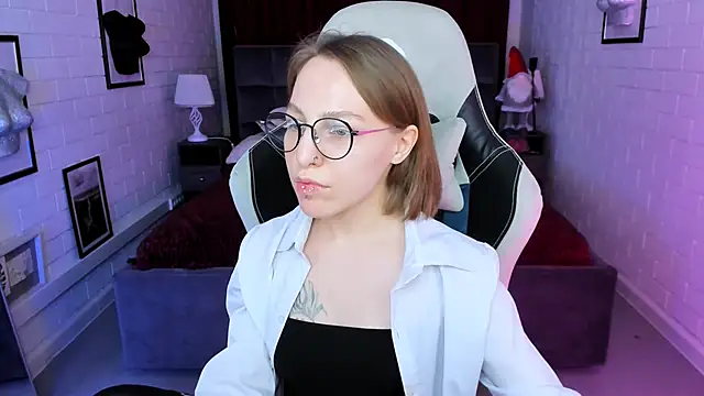 Snapshot of AphexQueen chatting on 01-11-25, 01:11 AphexQueen online show from 01-11-25, 01:11