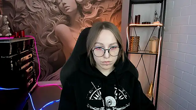 Snapshot of AphexQueen chatting on 02-02-25, 05:15 AphexQueen online show from 02-02-25, 05:15