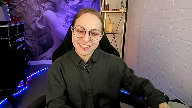 Snapshot of AphexQueen chatting on 02-27-25, 03:15 AphexQueen online show from 02-27-25, 03:15