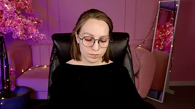 Snapshot of AphexQueen chatting on 03-07-25, 04:22 AphexQueen online show from 03-07-25, 04:22