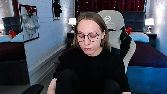 Snapshot of AphexQueen chatting on 03-20-25, 03:14 AphexQueen online show from 03-20-25, 03:14