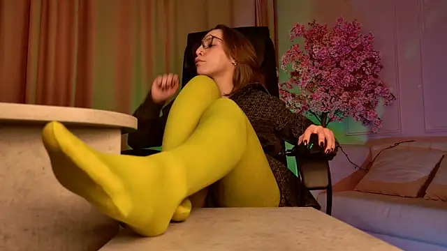 Snapshot of AphexQueen chatting on 10-15-25, 10:15 AphexQueen online show from 10-15-25, 10:15