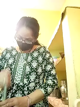 Snapshot of heenage chatting on 02-25-25, 12:24 heenage online show from 02-25-25, 12:24