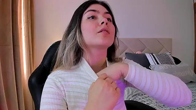 Lau Bee online show from 12-16-24, 06:49