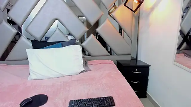 Nahomi-Hill online show from 03-26-26, 01:44