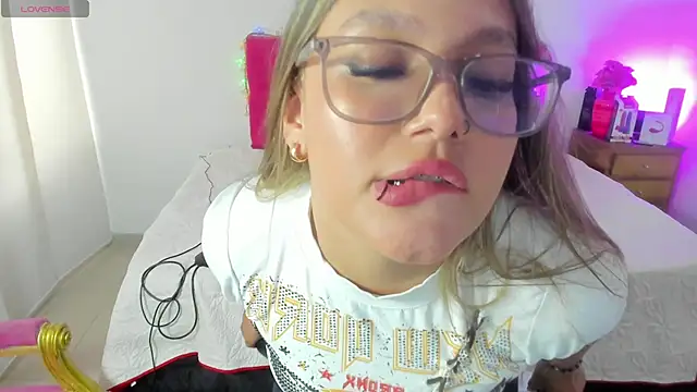 SofiaJoness  online show from 03-11-25, 09:15