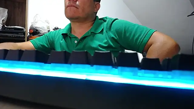 Jhonatan Morales S online show from 11-23-25, 05:51