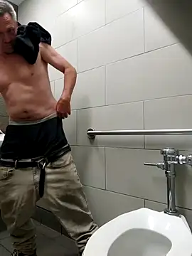 Snapshot of ed44435 chatting on 10-28-25, 04:27 ed44435 online show from 10-28-25, 04:27