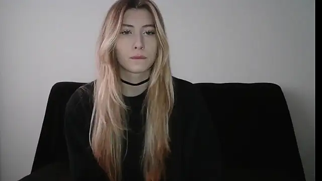 ErikaShyy online show from 11-21-25, 10:47