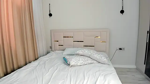 Lola Peach online show from 03-07-26, 05:37