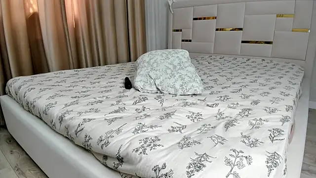 Snapshot of Lola_Peach chatting on 06-22-26, 03:25 Lola Peach online show from 06-22-26, 03:25