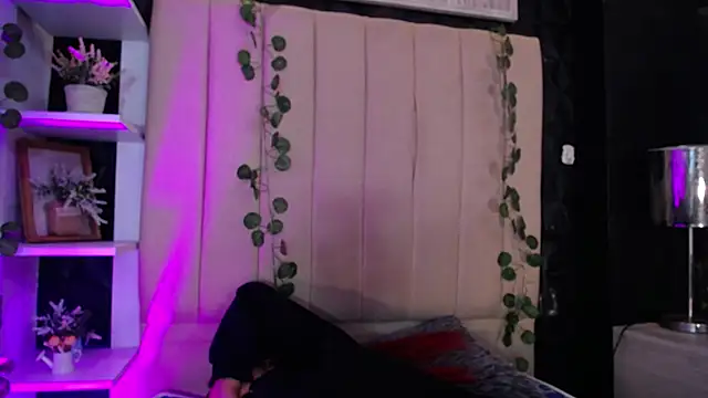 Snapshot of Mia_Rinn chatting on 02-06-25, 07:51 Mia Rinn online show from 02-06-25, 07:51