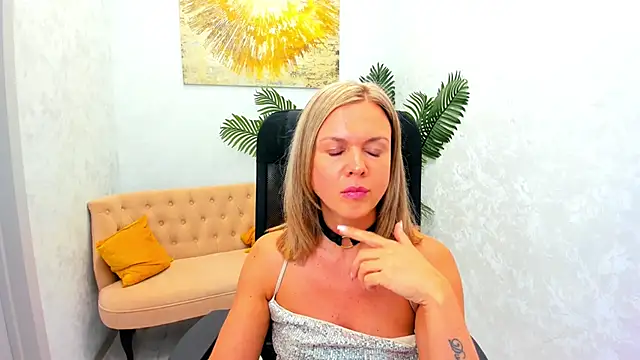 AgathaKlouin online show from 03-20-25, 07:25