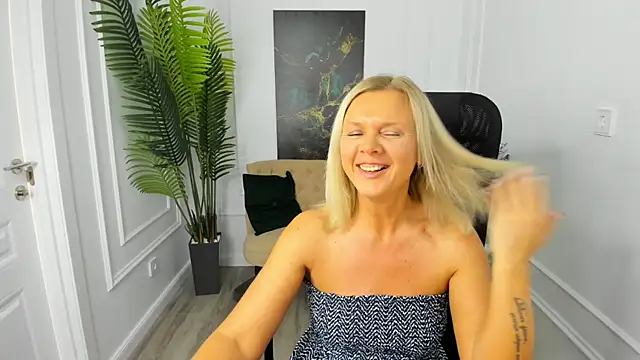 AgathaKlouin online show from 10-07-25, 07:11