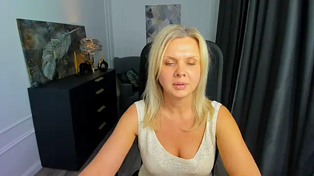 AgathaKlouin online show from 04-18-26, 11:36