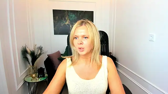 AgathaKlouin online show from 06-07-26, 11:25