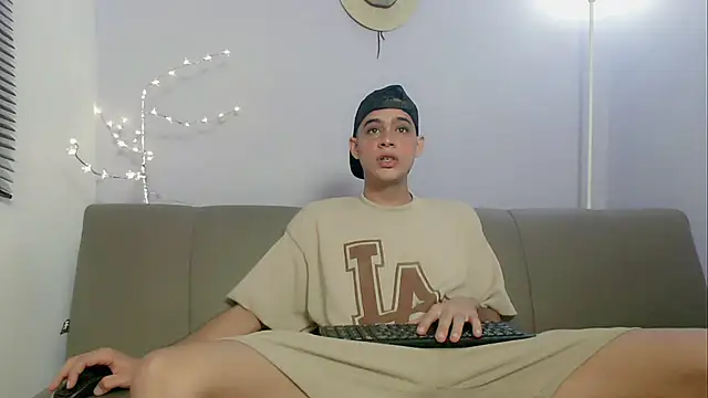 zacariasss  online show from 10-22-25, 01:22