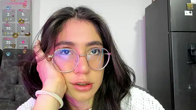 Snapshot of emmadiaz1 chatting on 01-10-25, 12:27 emmadiaz1 online show from 01-10-25, 12:27