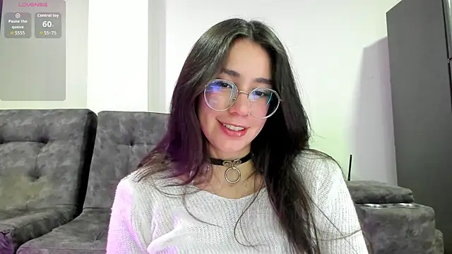 Snapshot of emmadiaz1 chatting on 11-17-25, 04:18 emmadiaz1 online show from 11-17-25, 04:18