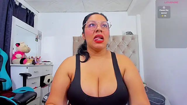 lulu ferrer online show from 11-18-25, 06:34