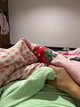 Snapshot of CM100412 chatting on 03-18-25, 06:37 CM100412 online show from 03-18-25, 06:37