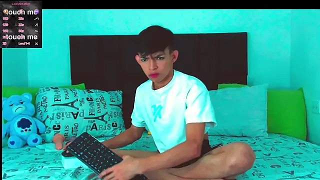 Snapshot of Tonny_twink_ chatting on 02-16-25, 04:21 Tonny twink  online show from 02-16-25, 04:21