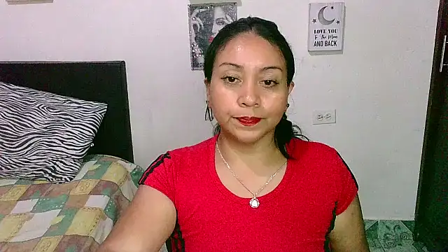 Snapshot of zaray_bella chatting on 02-13-25, 11:04 zaray bella online show from 02-13-25, 11:04